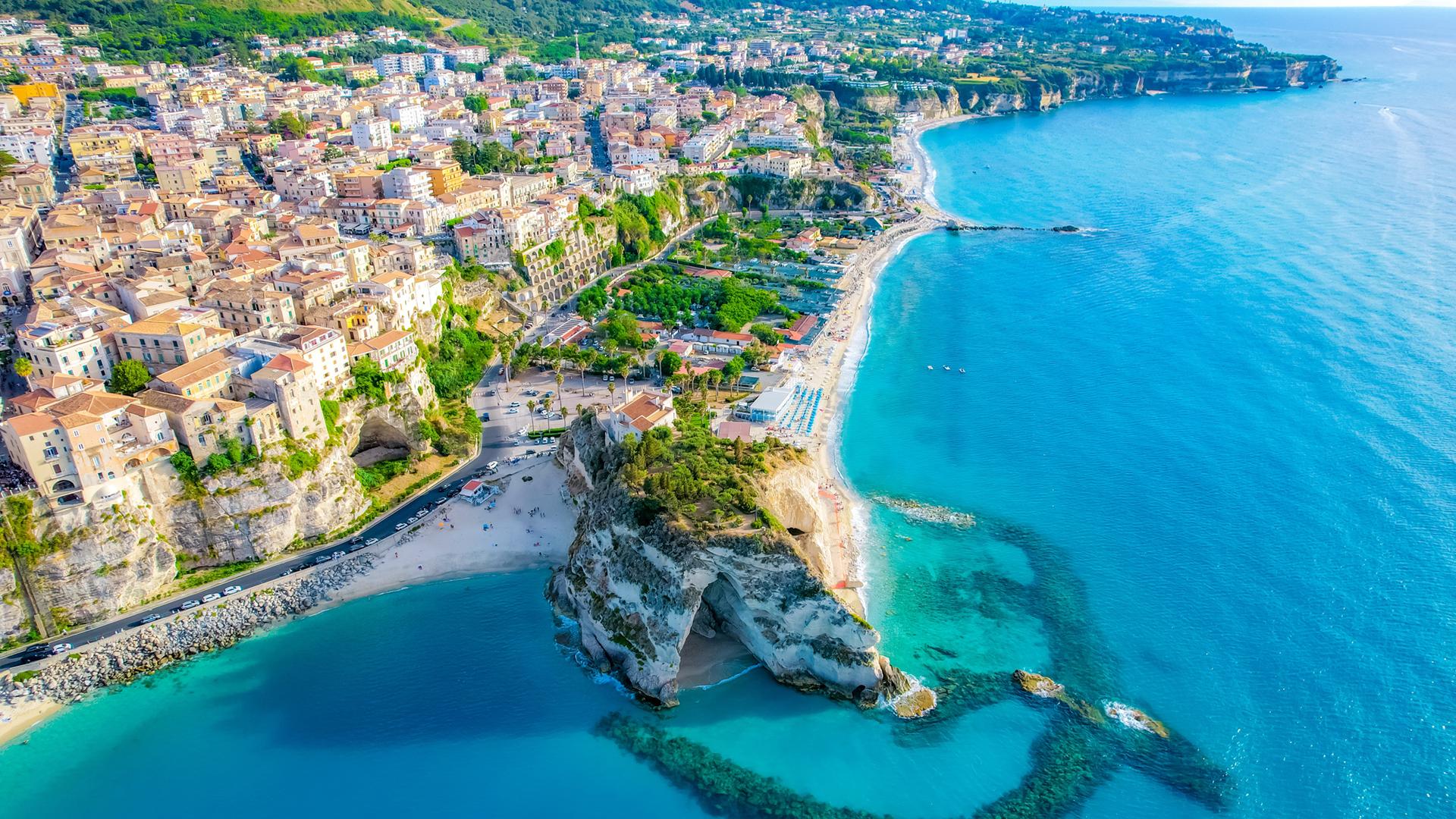 Vista aerea di Tropea, con spiagge e mare cristallino in Calabria, Italia.